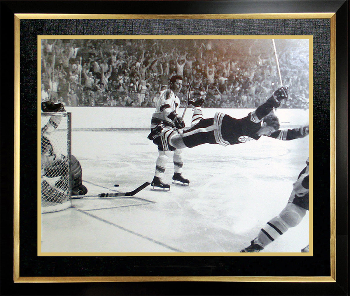 BOBBY ORR "THE GOAL" 11X14 FRAMED PHOTO - BOSTON BRUINS (19" BY 15")
