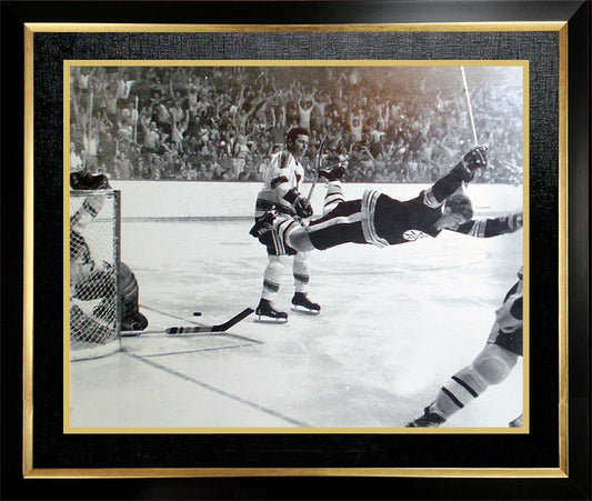 BOBBY ORR "THE GOAL" 11X14 FRAMED PHOTO - BOSTON BRUINS (19" BY 15")